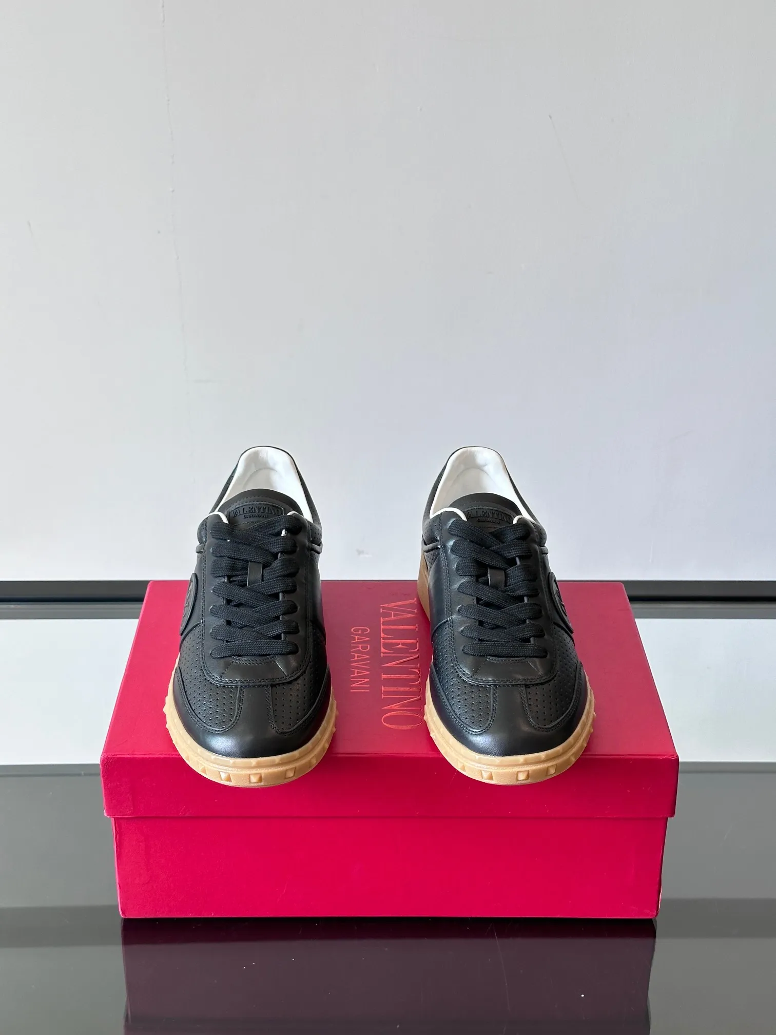 Factory price: 438💰Original quality, top version on the market VALENTINO (Valentino) latest fashion week catwalk [couples 👫 model], unique design, fashionable family specializes in slim feet🔥A fashion product of Baita [strong] Fabric: The toe is made of high mercerized triangular grain cowhide and A-grade full-grain cowhide, original lasting process Inner lining: cowhide lining + men's shoes 💰U hanging mesh feet, heels and tongues decorated with VaIentin* shallow relief oversized rivets Size: 38-44, customized 45